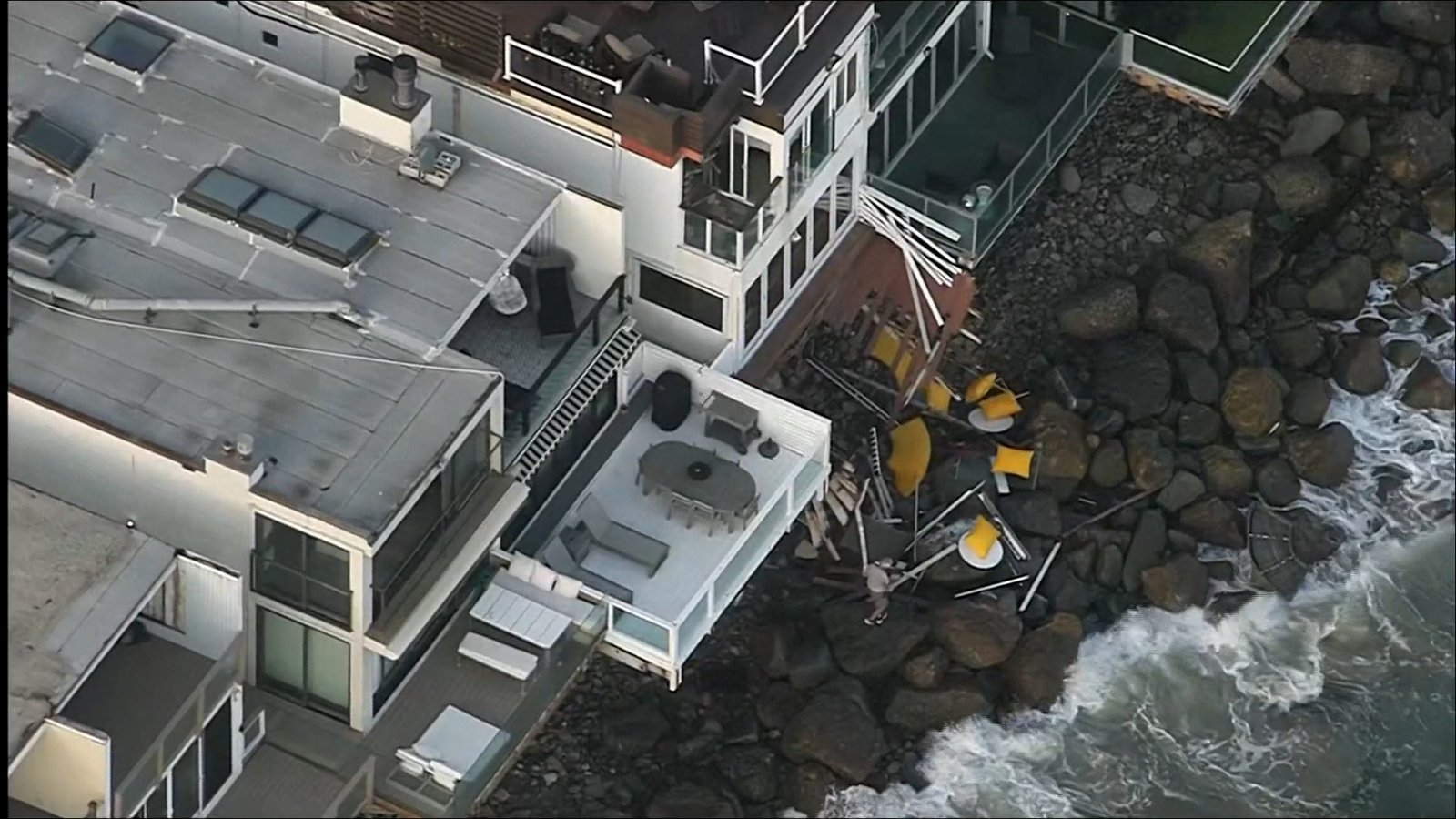 NA42S_MALIBU_BALCONY_COLLAPSE.mp4.00_00_16_12